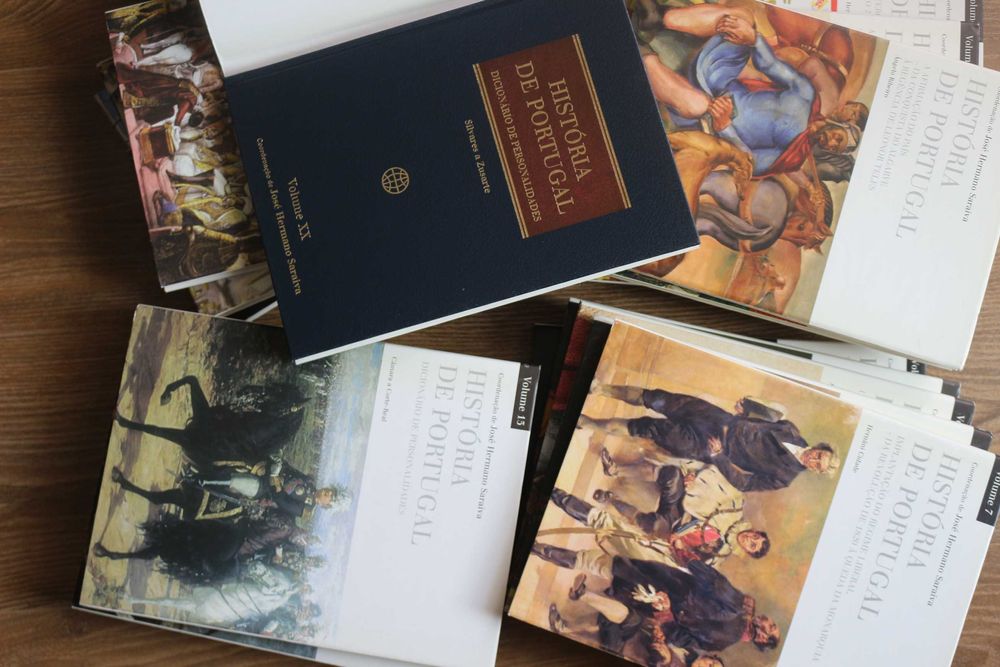 32 volumes História de Portugal com a coordenação do Historiador José Hermano Saraiva.