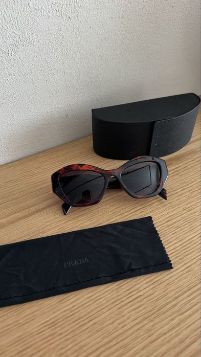Жіночі сонячні окуляри PRADA Symbol