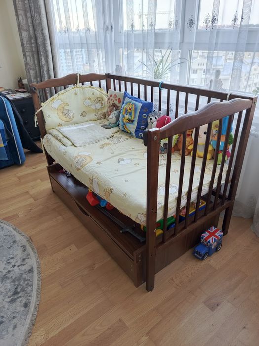 Дитяче ліжечко з тумбою і матрасом