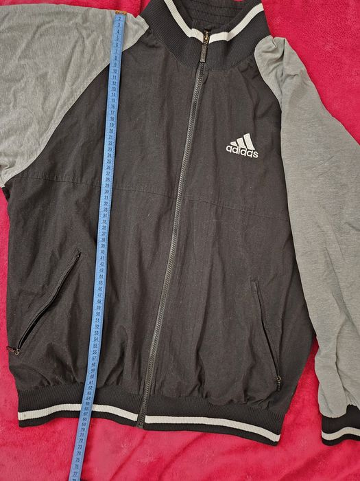 Kurtka wiatrówka adidas z wyszywanym logo od tyłu