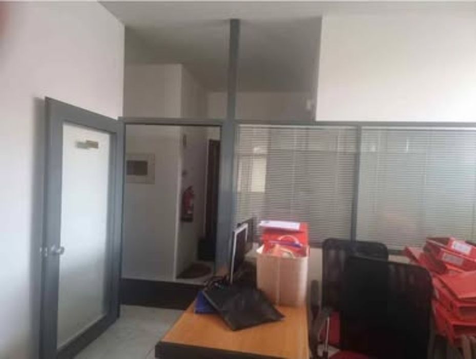 Divisórias em alumínio impecáveis com vidro e estores