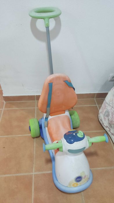 Triciclo de criança com oferta de segundo triciclo