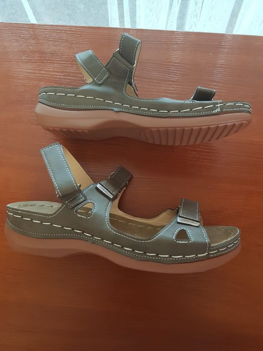 Легкі, на липучках босоніжки жіночі.