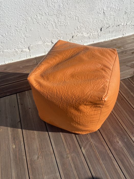 Pufe quadrado em bom estado