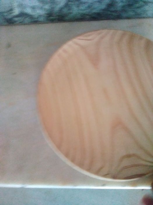 Pratos e bonecos de madeira para pintar