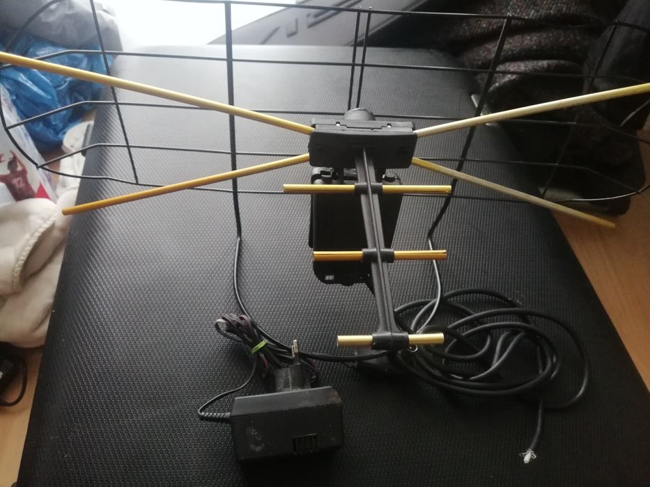 Antena siatkowa ze wzmacniaczem do domu i zewnętrzną tv