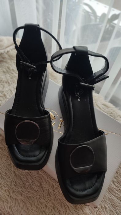 Продам шкіряні нові босоніжки