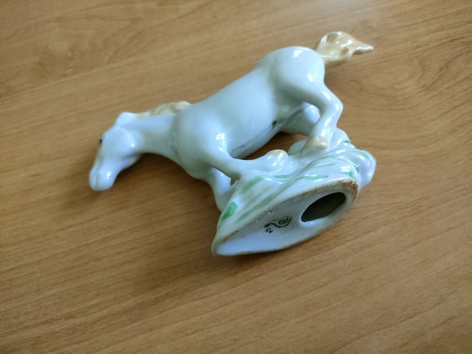 Konik porcelanowy