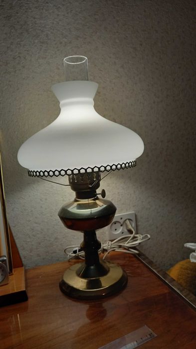 Lampa stylizowana na lampę naftową