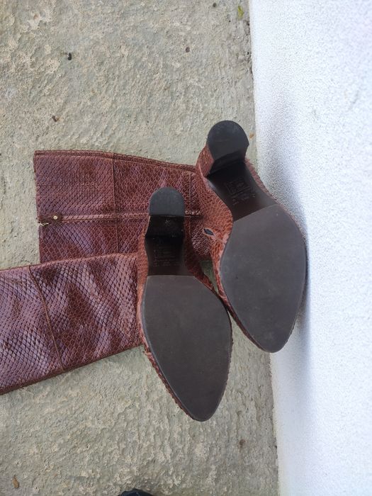 Par de botas novas  de senhora em pele de cobra