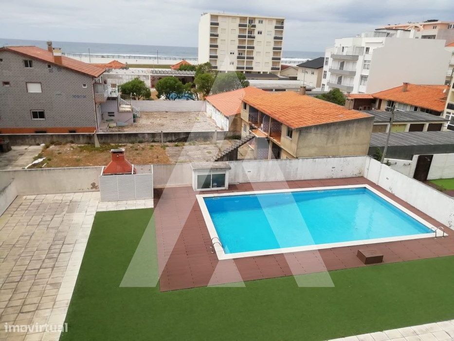 Apartamento T2 com garagem fechada em condomínio com piscina e chur...