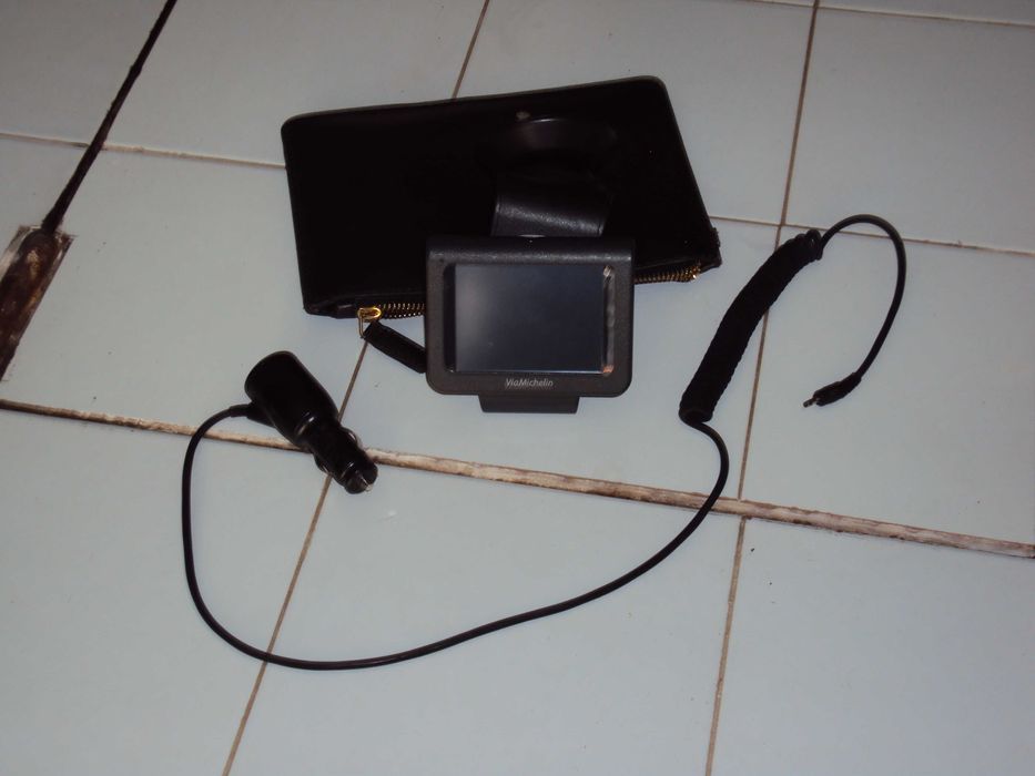 GPS para automóvel  com bolsa de transporte e cabo carregamento.