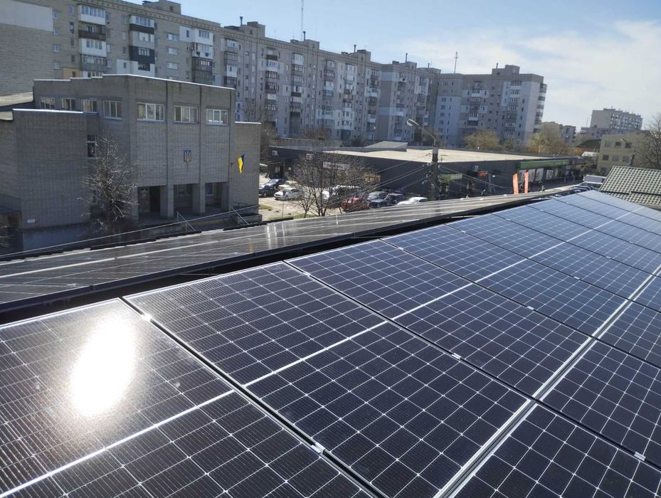 Монтаж сонячних панелей та інверторів.