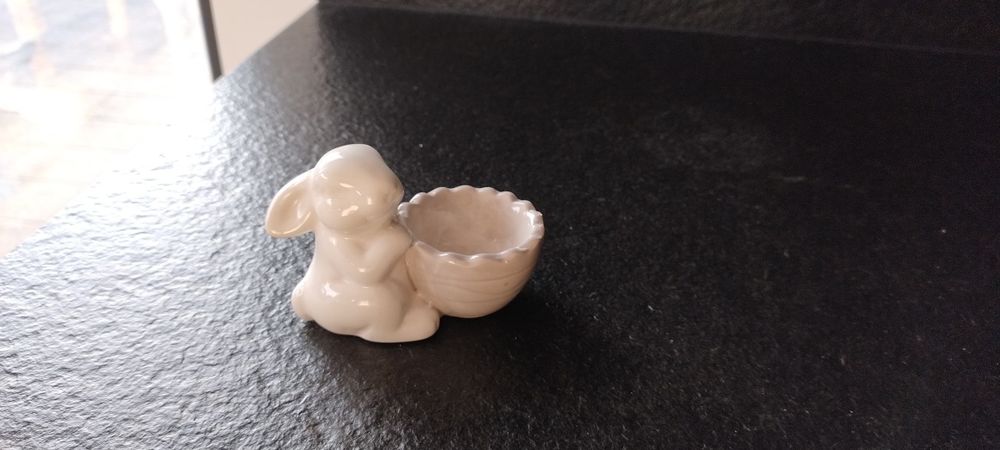 Figurka ceramiczna  zajączek na jajko