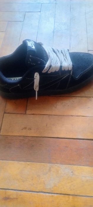 Нужно срочно продать кросовки