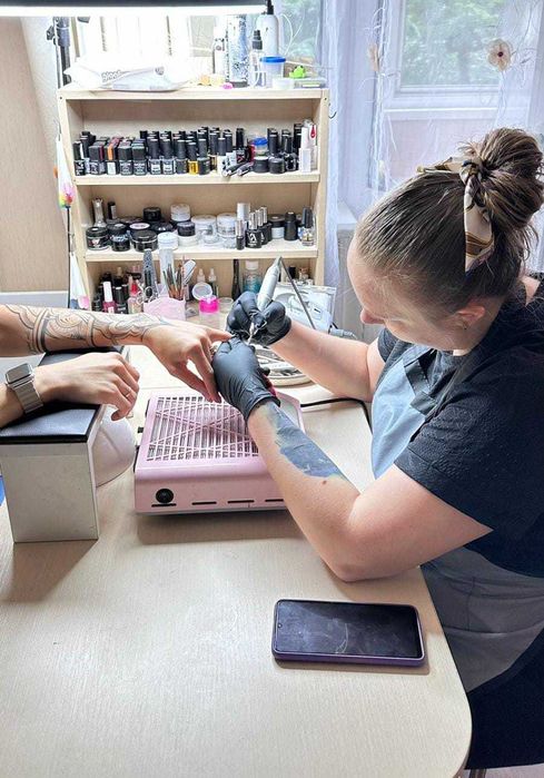 БЕЗОПЛАТНИЙ манікюр покриття Вишневе по запису