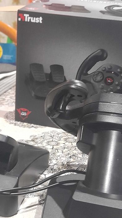 Conjunto de volante Gamong - marca TrustGTX/Kengo