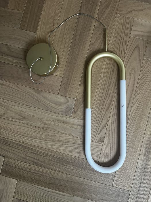 Nowoczesna lampa led wisząca z elementami złota