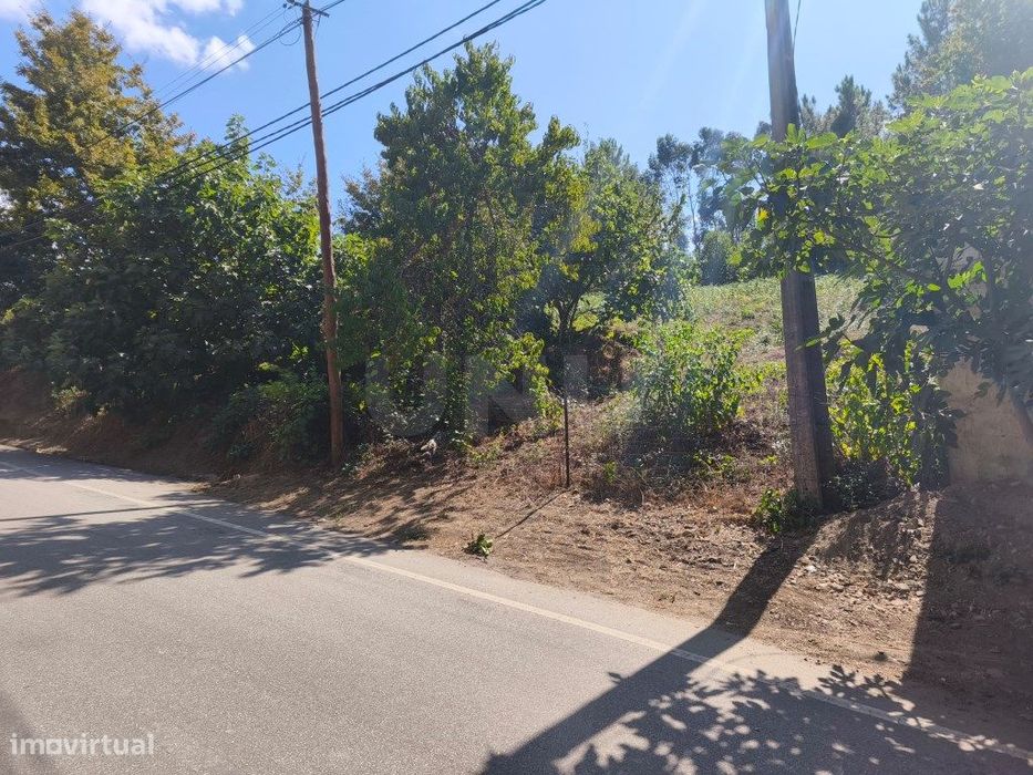 Terreno rústico em zona de construção