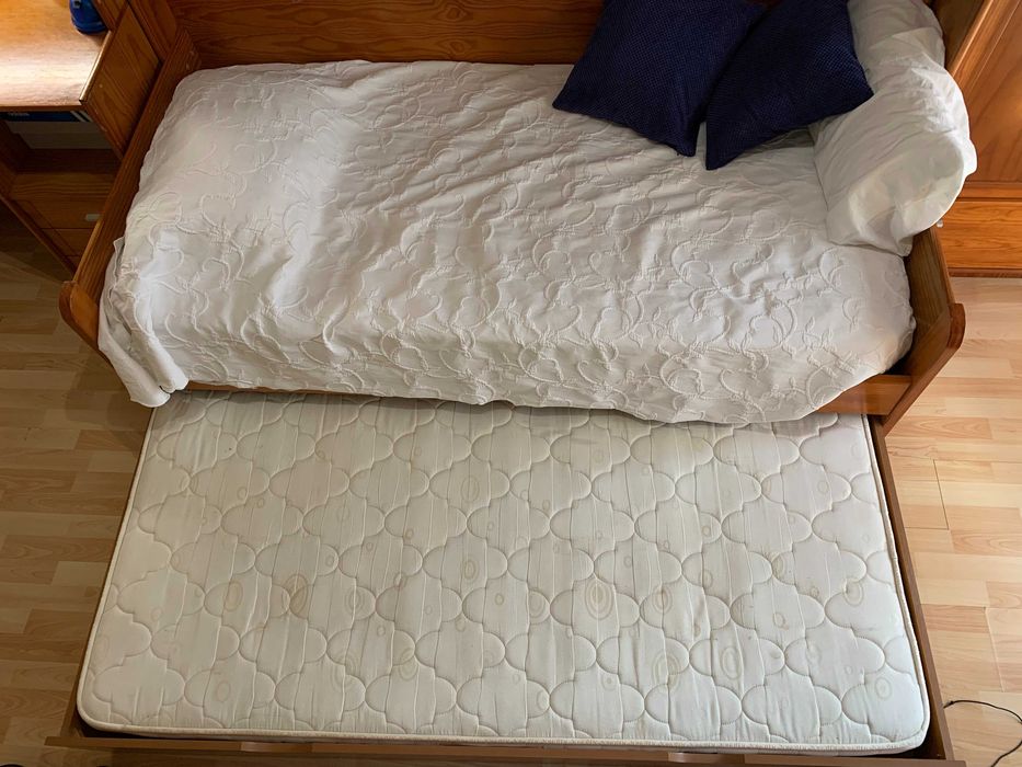Conjunto de Quarto em Madeira Maciça – Cama, Secretária e Estante
