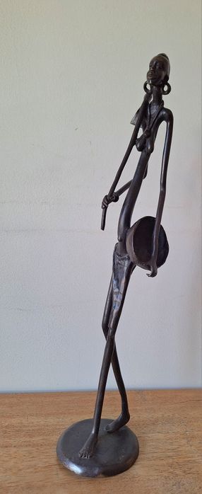 Escultura de mulher africana em ferro fundido