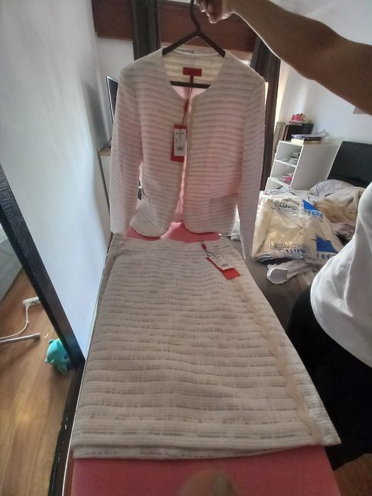 Vendo um conjunto de blezer e saia  novo com etiqueta ..