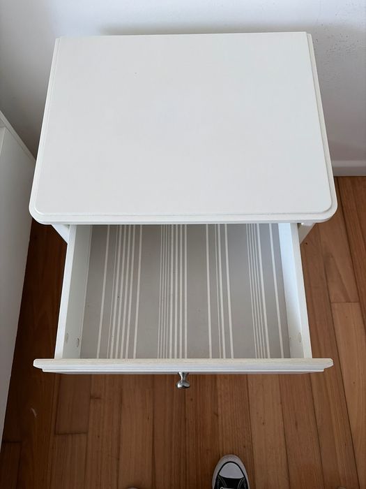 Mesa de cabeceira branca