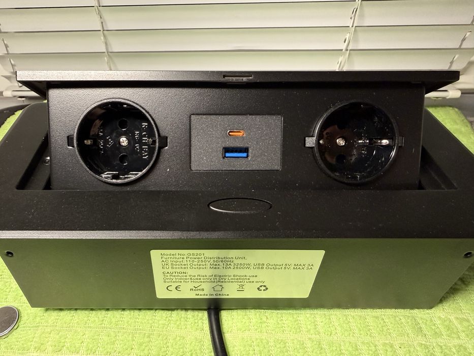 Розеточный блок в столешницу Type-S и USB