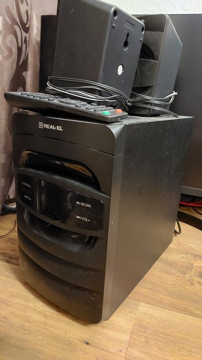 REAL-EL M-390 — це мультимедійна акустична система формату 2.1