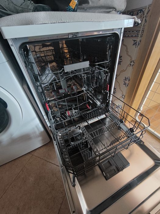 Máquina de lavar loiça Whirlpool e Máquina de lavar roupas Indesit 7kg