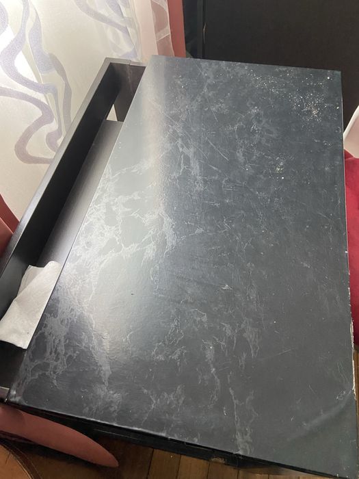 Mesa preta de madeira e cadeira branca giratória