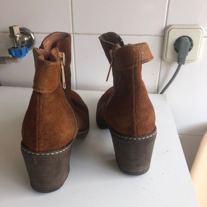 Botas em pele em bom estado