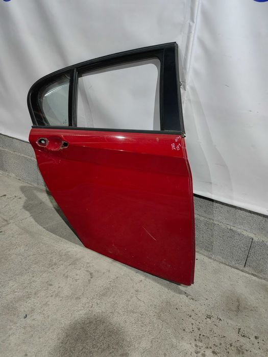 Porta traseira direita vermelha BMW serie 1 F20