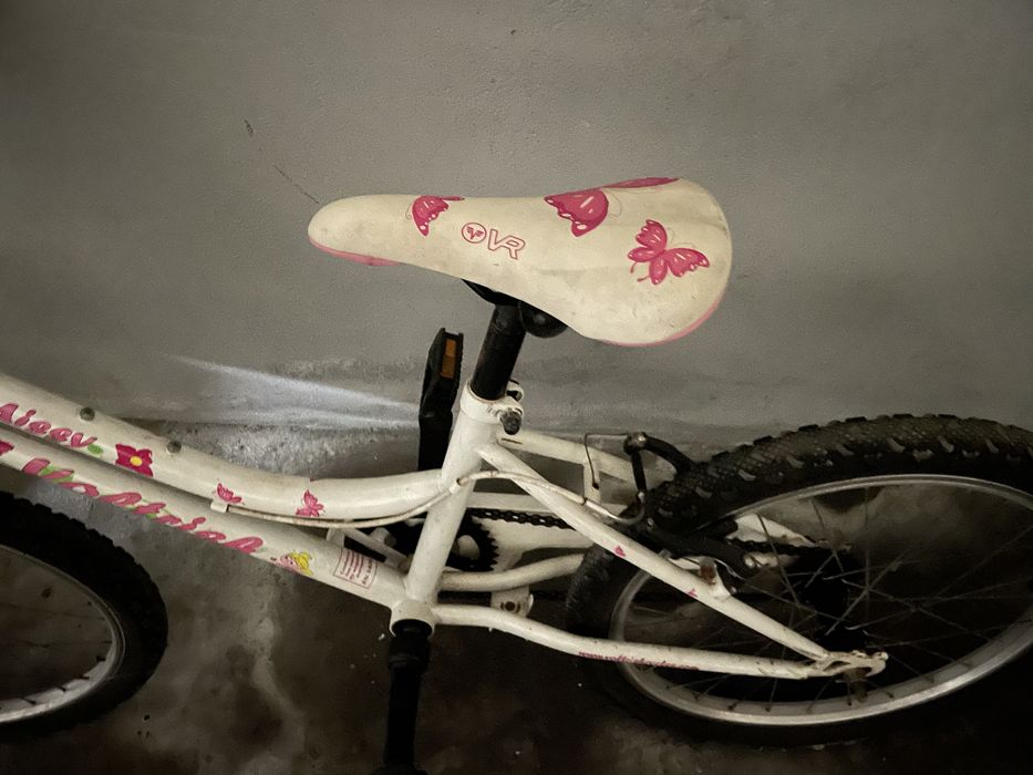 Bicicleta de menina com cestinho em bom estado. Roda 20