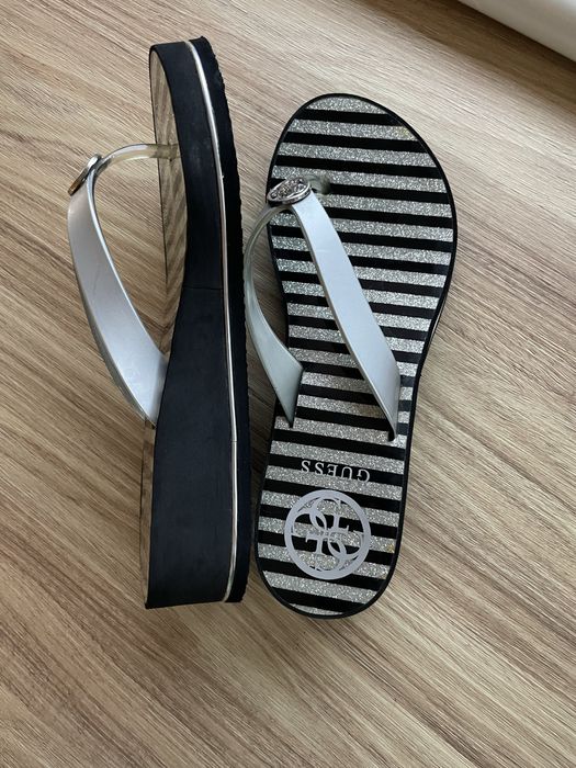 Шльопки жіночі GUESS