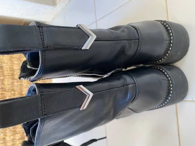 Botas pretas tipo tropa