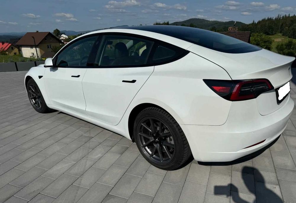 tesla model 3 2021 року