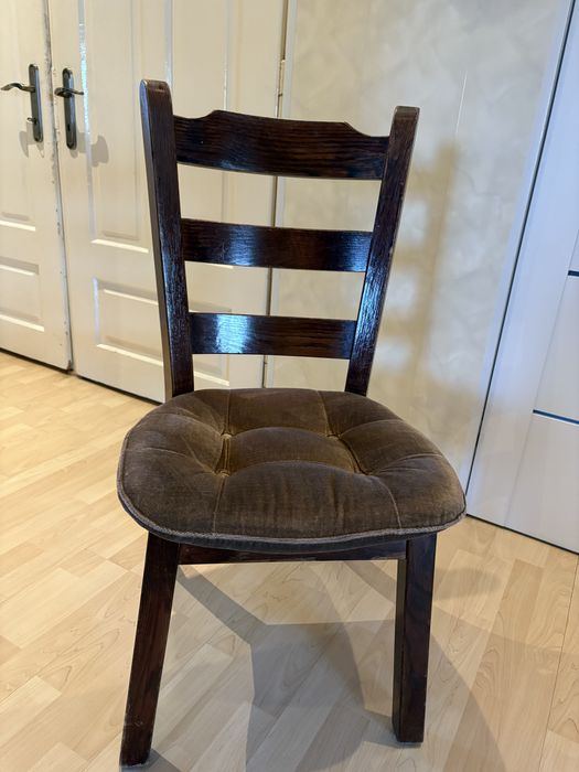 Stół drewniany z krzesłami