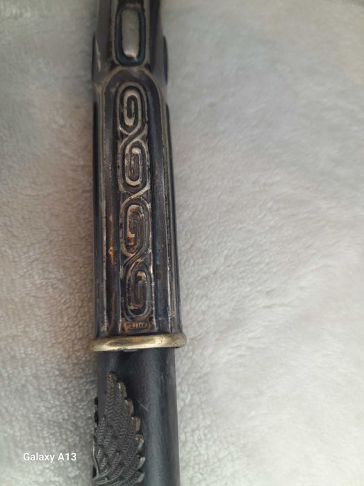 Laska drewniana z ozdobnym uchwytem w kształcie głowy Lwicy