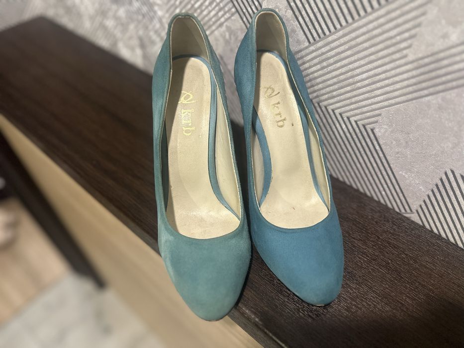 Замшеві блакитні туфлі-човники!