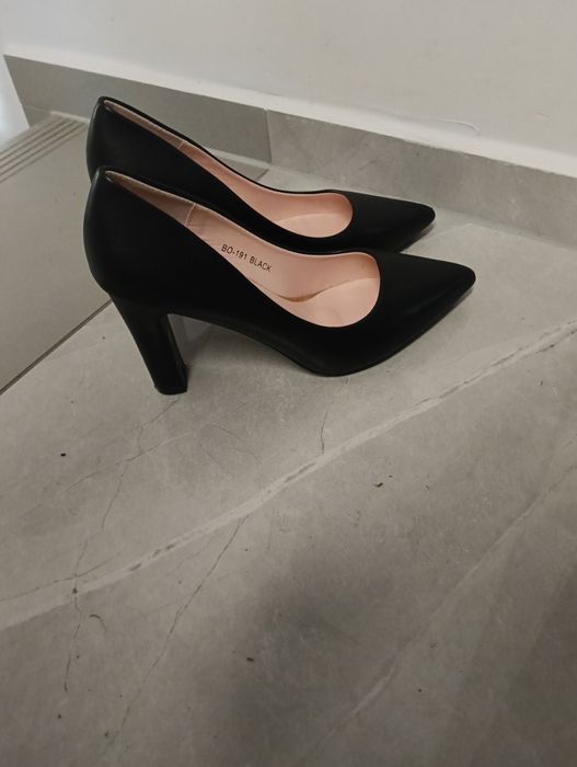 Czarne szpilki na słupku 38