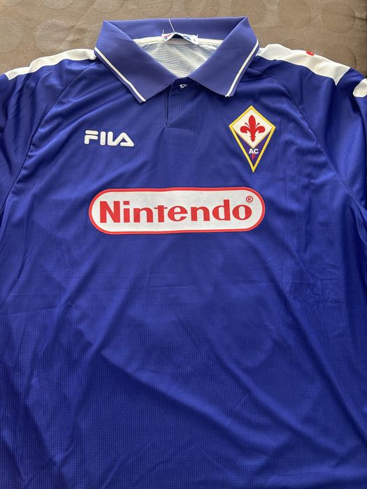 Camisola retro de Rui Costa na Fiorentina por estrear