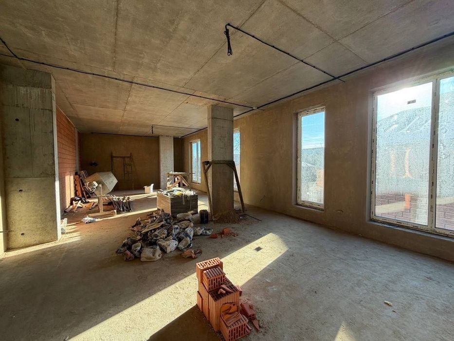 Продаж комерційного фасадного приміщення в новобудові!