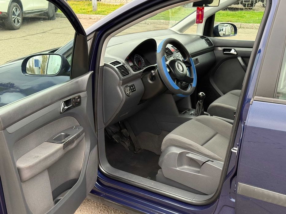 Продам VOLKSWAGEN Touran 2004р 1.6бенз 7-мест