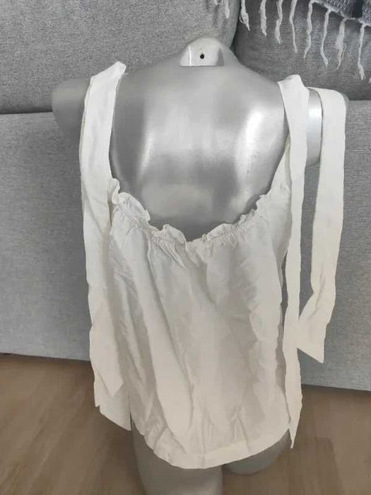 Blusa branca elegante da marca Grace & Mila, perfeita para um look feminino e delicado