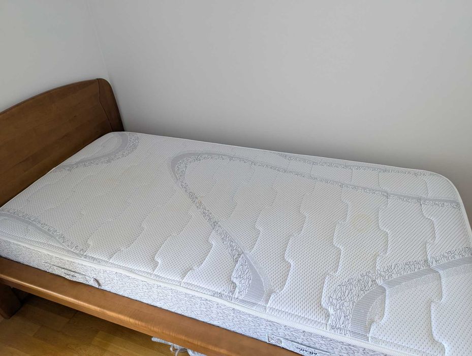 Cama individual com colchão