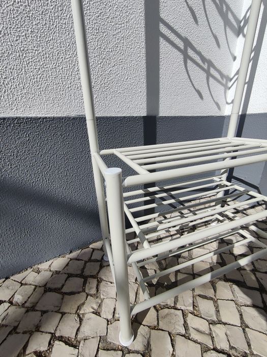 Cabide e prateleiras