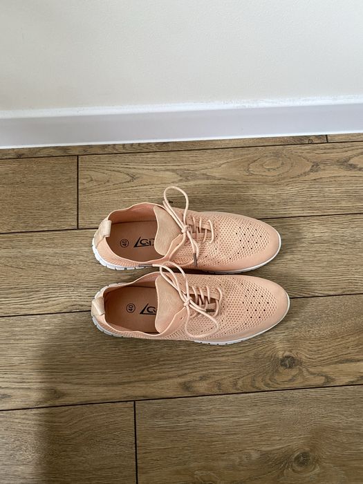 Кросівки жіночі