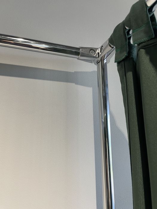 Штори, зеленого кольору, можуть йти в примірочну