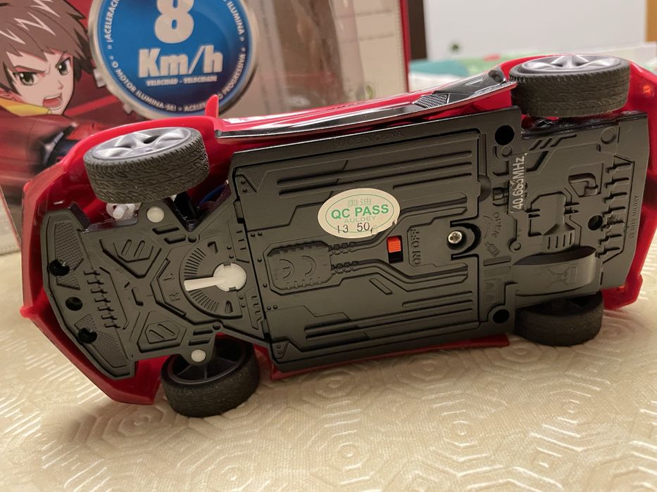 Carro telecomandado vermelho